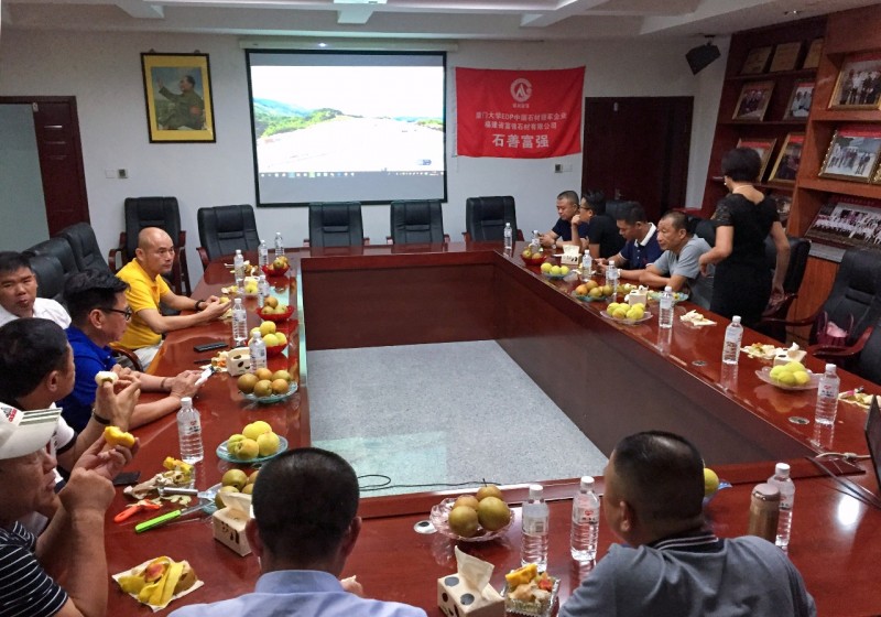 南安石材協會一行人參觀福建富強石材礦區
