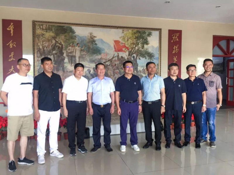 南安石材協會一行人參觀福建富強石材礦區