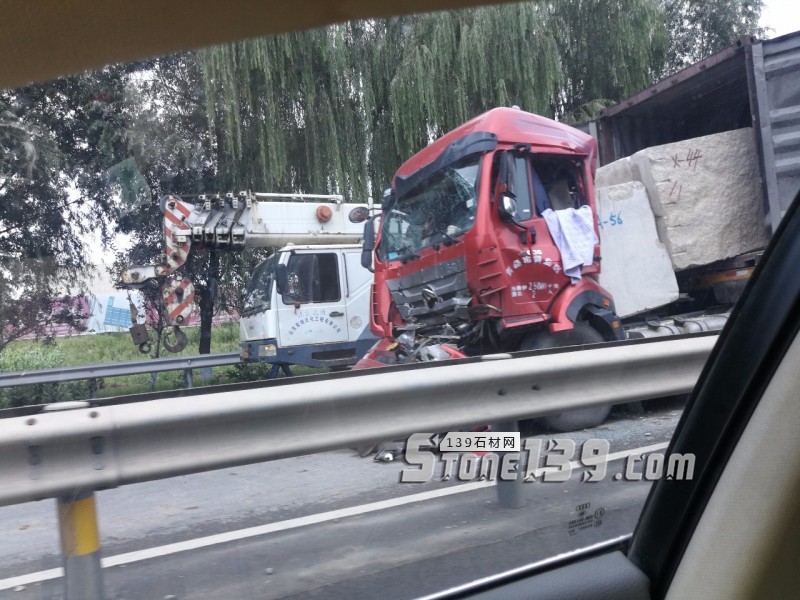 山東平邑327國道驚險一幕,幾噸重的石材荒料從集裝箱滑出摧毀車頭