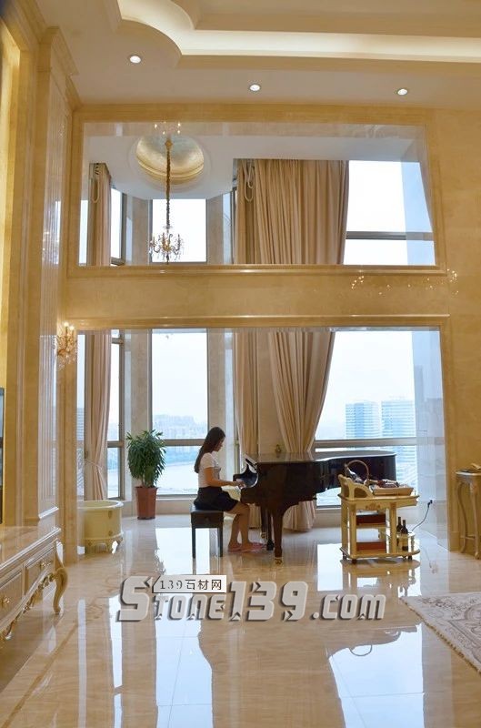 750㎡頂層復式公寓，大理石功不可沒