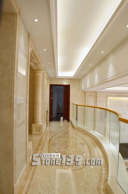 750㎡頂層復式公寓，大理石功不可沒