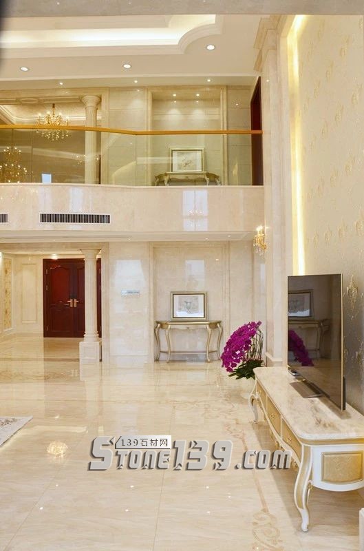 750㎡頂層復式公寓，大理石功不可沒