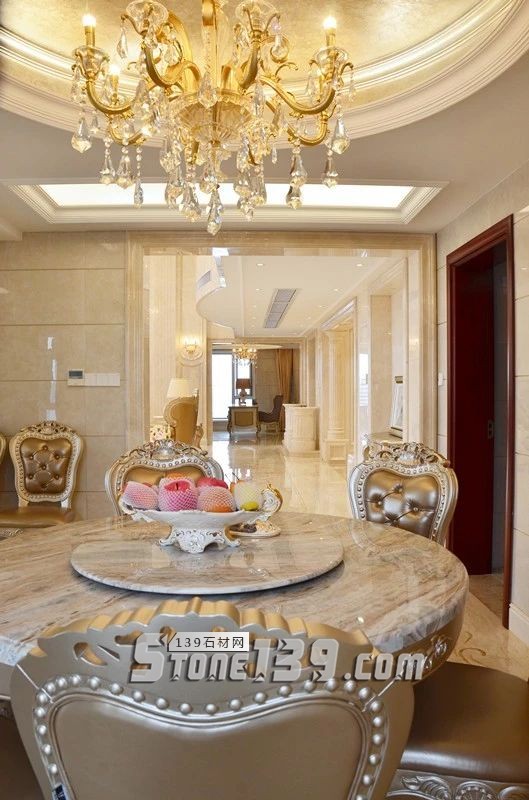 750㎡頂層復式公寓，大理石功不可沒