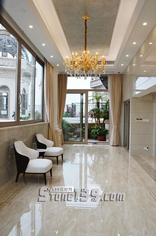 750㎡頂層復式公寓，大理石功不可沒