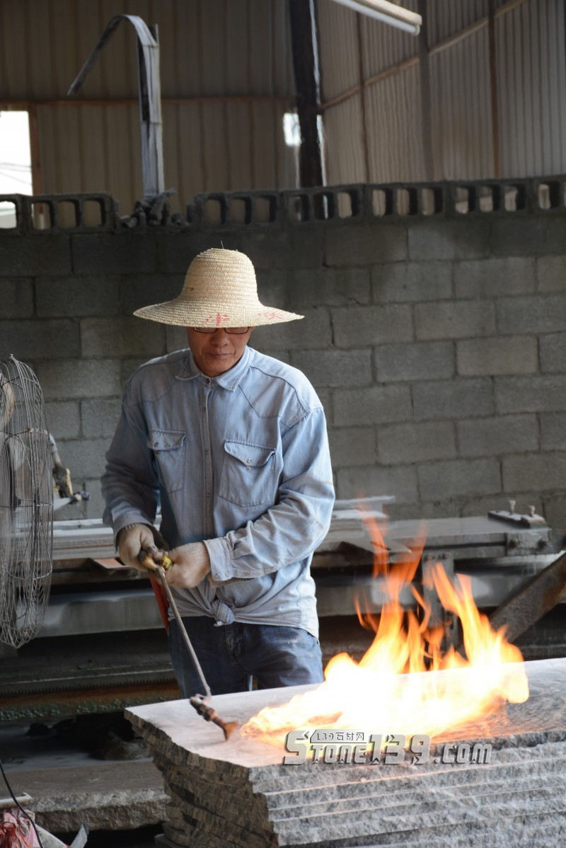 技術(shù)干貨 |石材火燒面平整度的具體操作方法，如何避免起波浪痕?