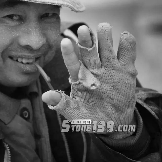 河北曲陽石雕工人工作現場照