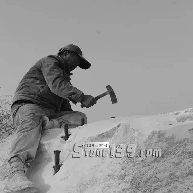 河北曲陽石雕工人工作現場照