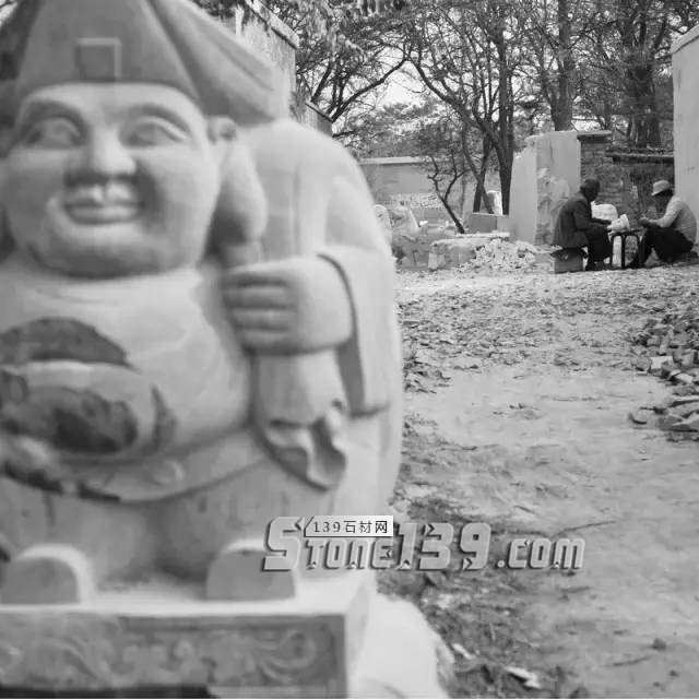 河北曲陽石雕工人工作現場照