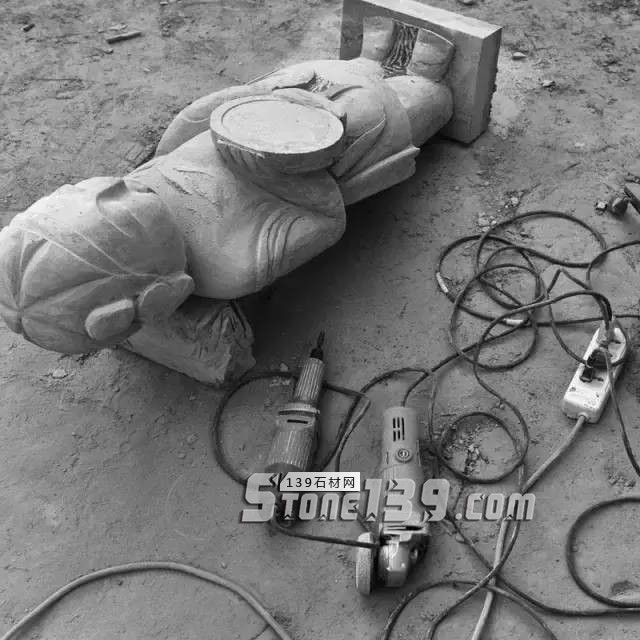 河北曲陽石雕工人工作現場照