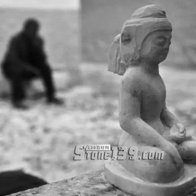 河北曲陽石雕工人工作現場照