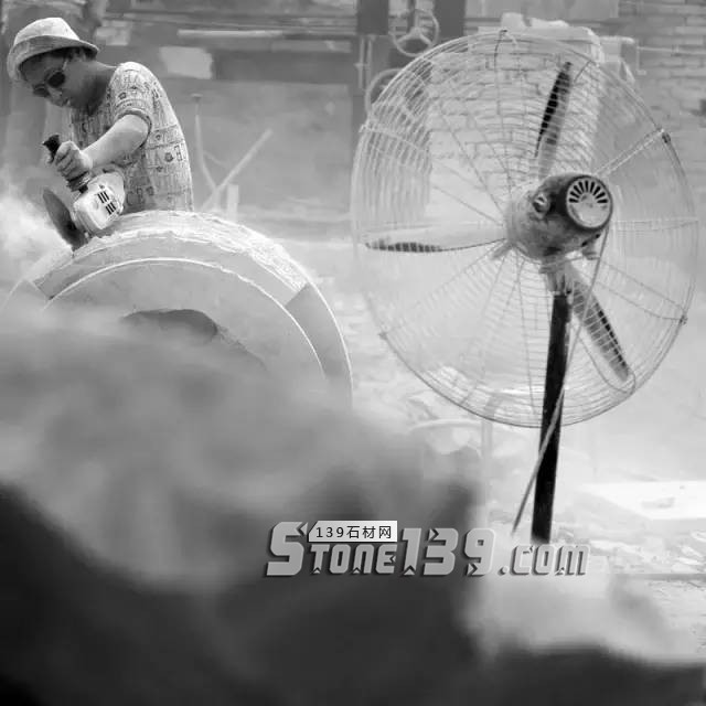 河北曲陽石雕工人工作現場照