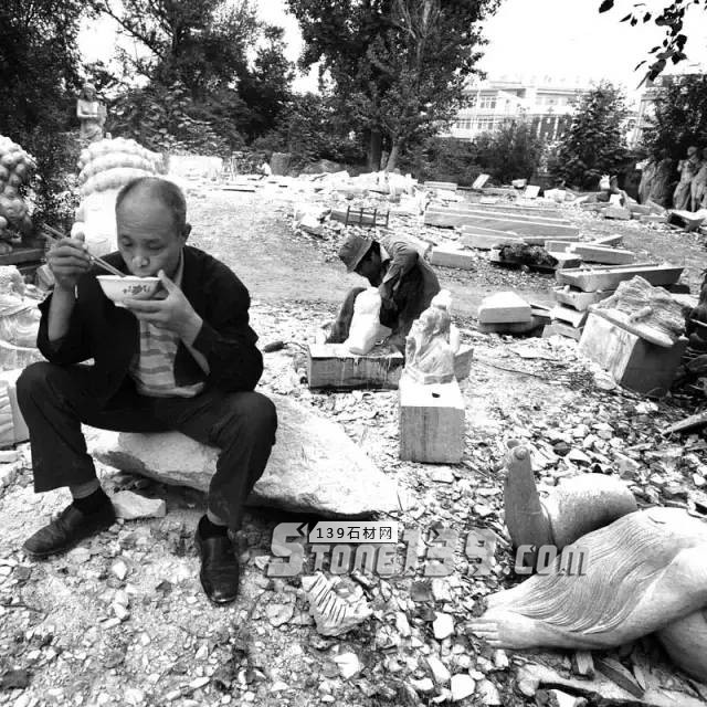 河北曲陽石雕工人工作現場照