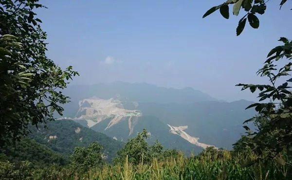 被停產的秦嶺&ldquo;綠色礦山標桿&rdquo;：正在給削平的山體覆蓋綠布