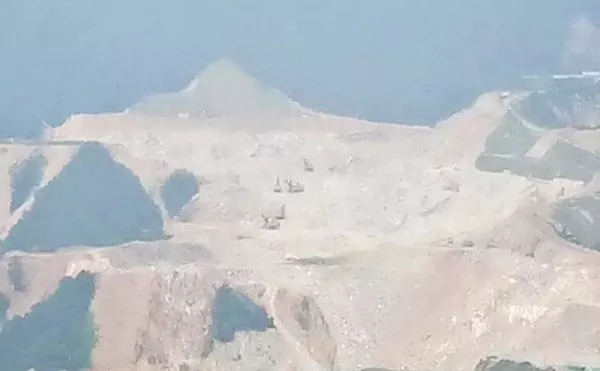 被停產的秦嶺&ldquo;綠色礦山標桿&rdquo;：正在給削平的山體覆蓋綠布