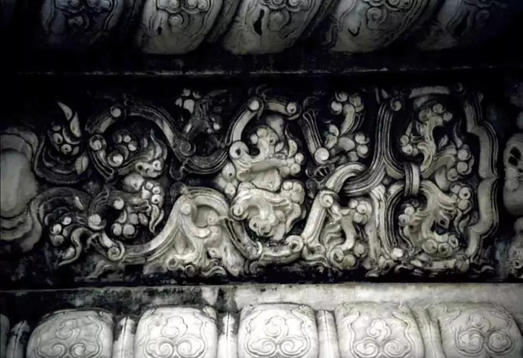古老的石雕裝飾-皇家雕塑，歷史見證石頭上的滄桑和溫度