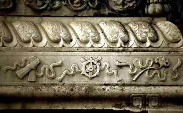 古老的石雕裝飾-皇家雕塑，歷史見證石頭上的滄桑和溫度