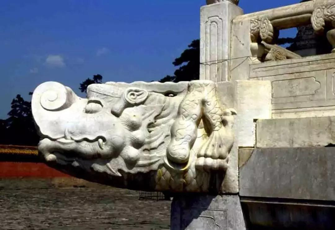 古老的石雕裝飾-皇家雕塑，歷史見證石頭上的滄桑和溫度