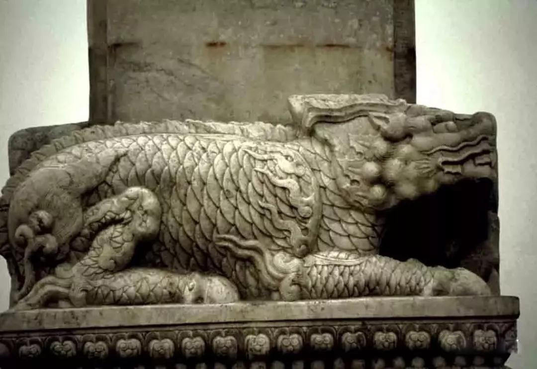 古老的石雕裝飾-皇家雕塑，歷史見證石頭上的滄桑和溫度