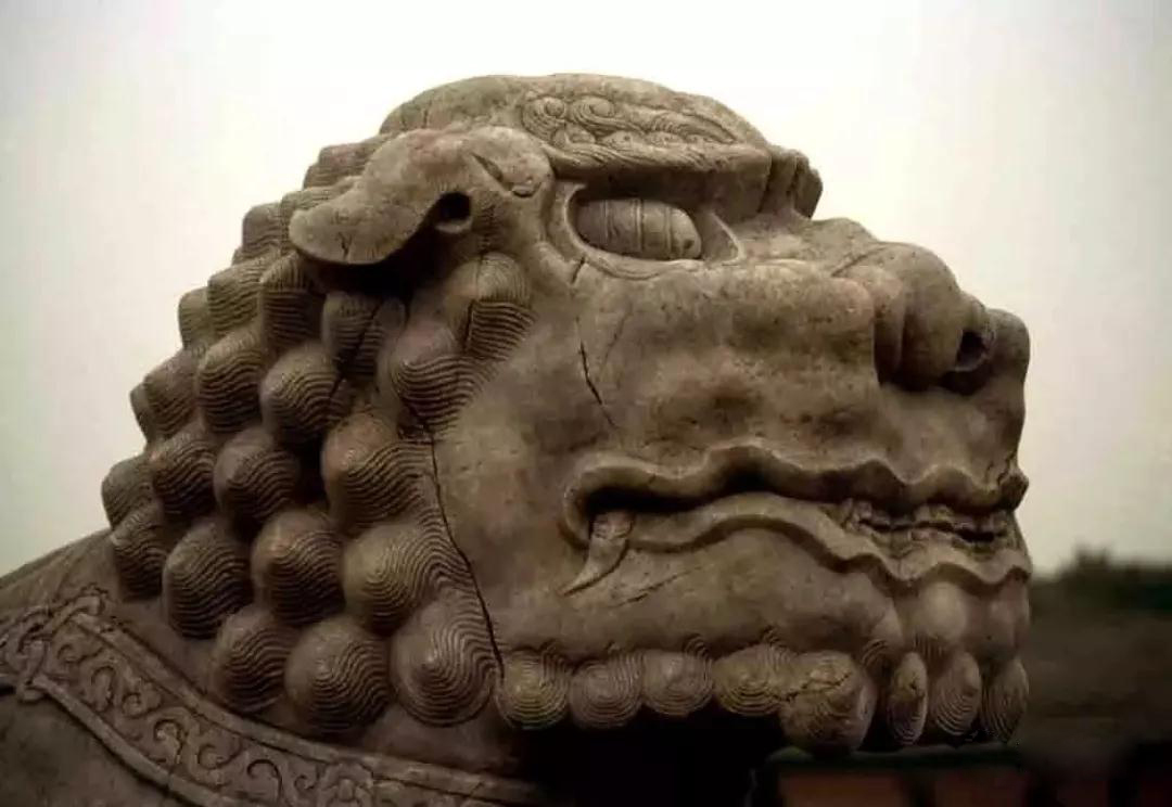 古老的石雕裝飾-皇家雕塑，歷史見證石頭上的滄桑和溫度