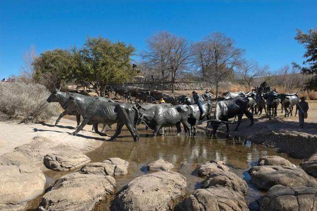 街頭雕刻藝術(shù)除了石材還有這么多原來