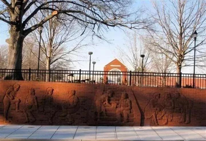 街頭雕刻藝術(shù)除了石材還有這么多原來