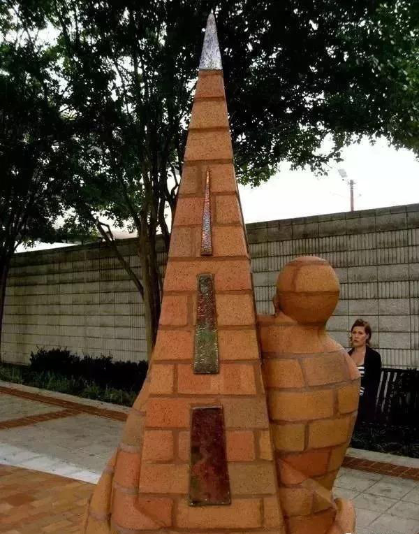 街頭雕刻藝術(shù)除了石材還有這么多原來