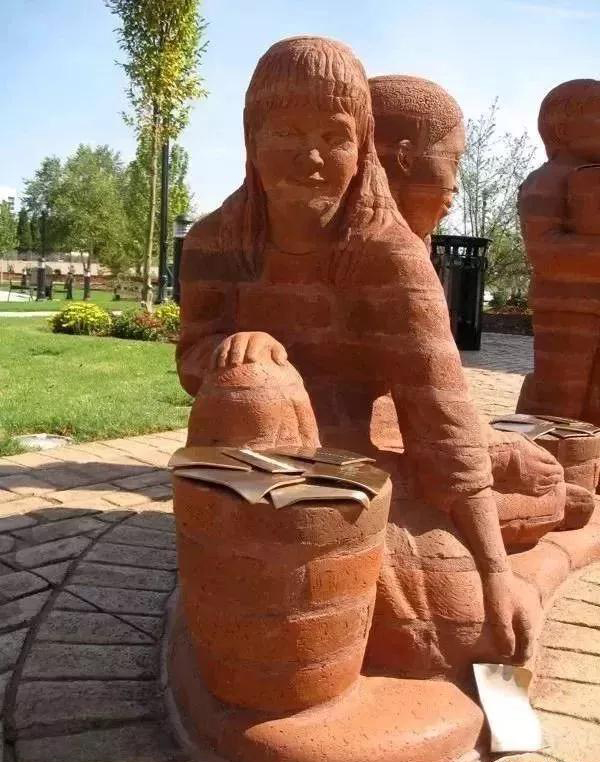 街頭雕刻藝術(shù)除了石材還有這么多原來