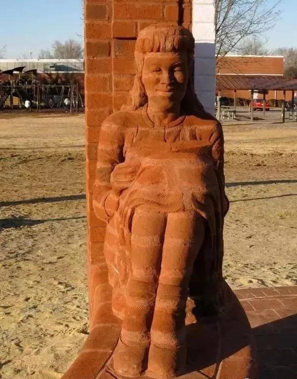 街頭雕刻藝術(shù)除了石材還有這么多原來