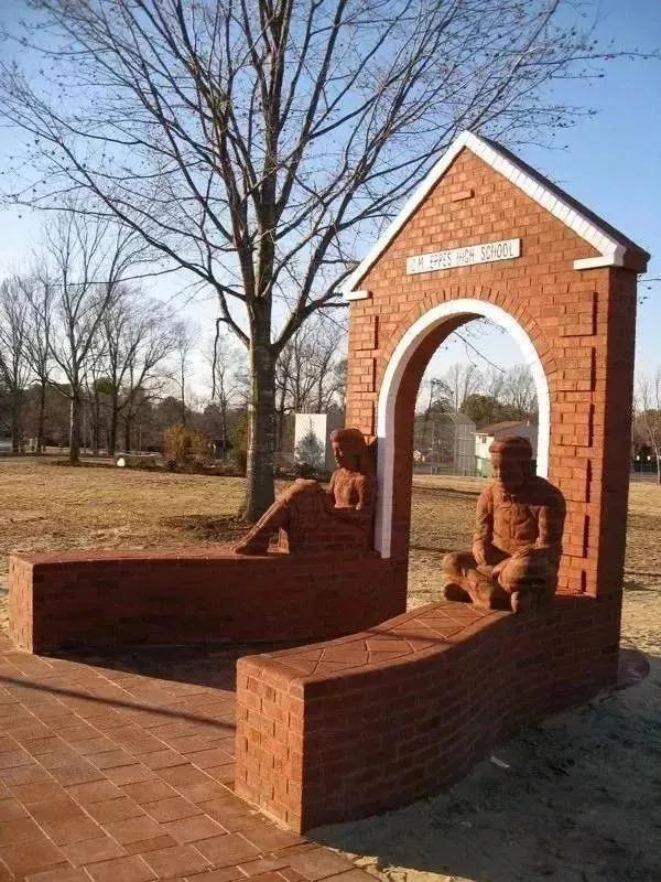 街頭雕刻藝術(shù)除了石材還有這么多原來