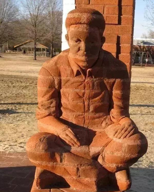 街頭雕刻藝術(shù)除了石材還有這么多原來