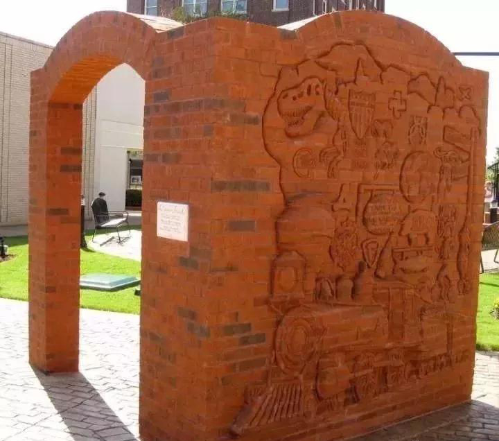 街頭雕刻藝術(shù)除了石材還有這么多原來