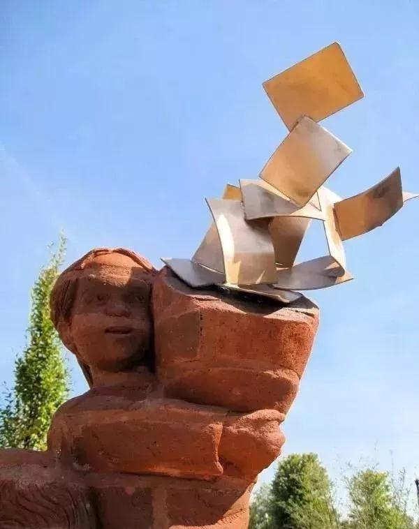 街頭雕刻藝術(shù)除了石材還有這么多原來