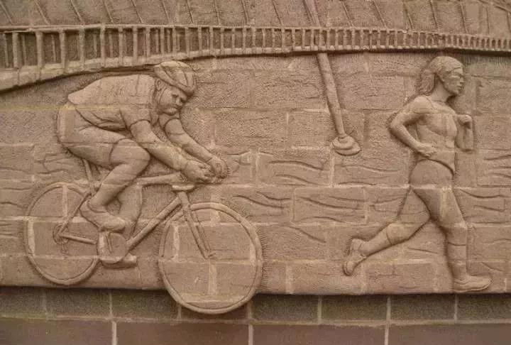 街頭雕刻藝術(shù)除了石材還有這么多原來