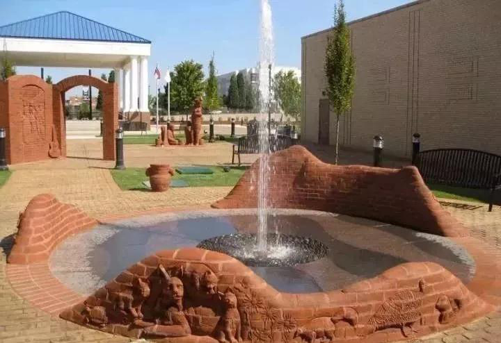 街頭雕刻藝術(shù)除了石材還有這么多原來