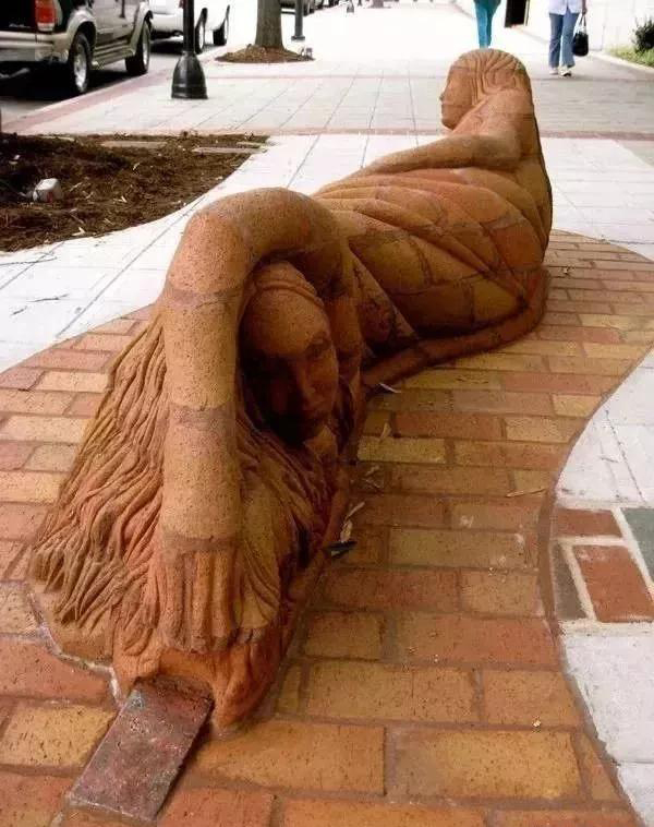 街頭雕刻藝術(shù)除了石材還有這么多原來