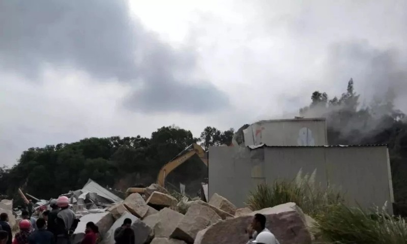 福建泉州市惠安縣東嶺鎮政府各級單位聯合拆除石材加工廠