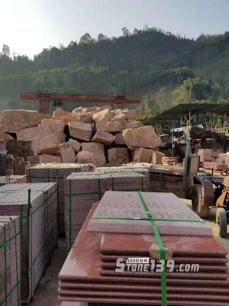 四川雅安天虹石材廠主營雅蒙黑、滎經(jīng)紅（中國紅）、紫檀木紋、漢白玉