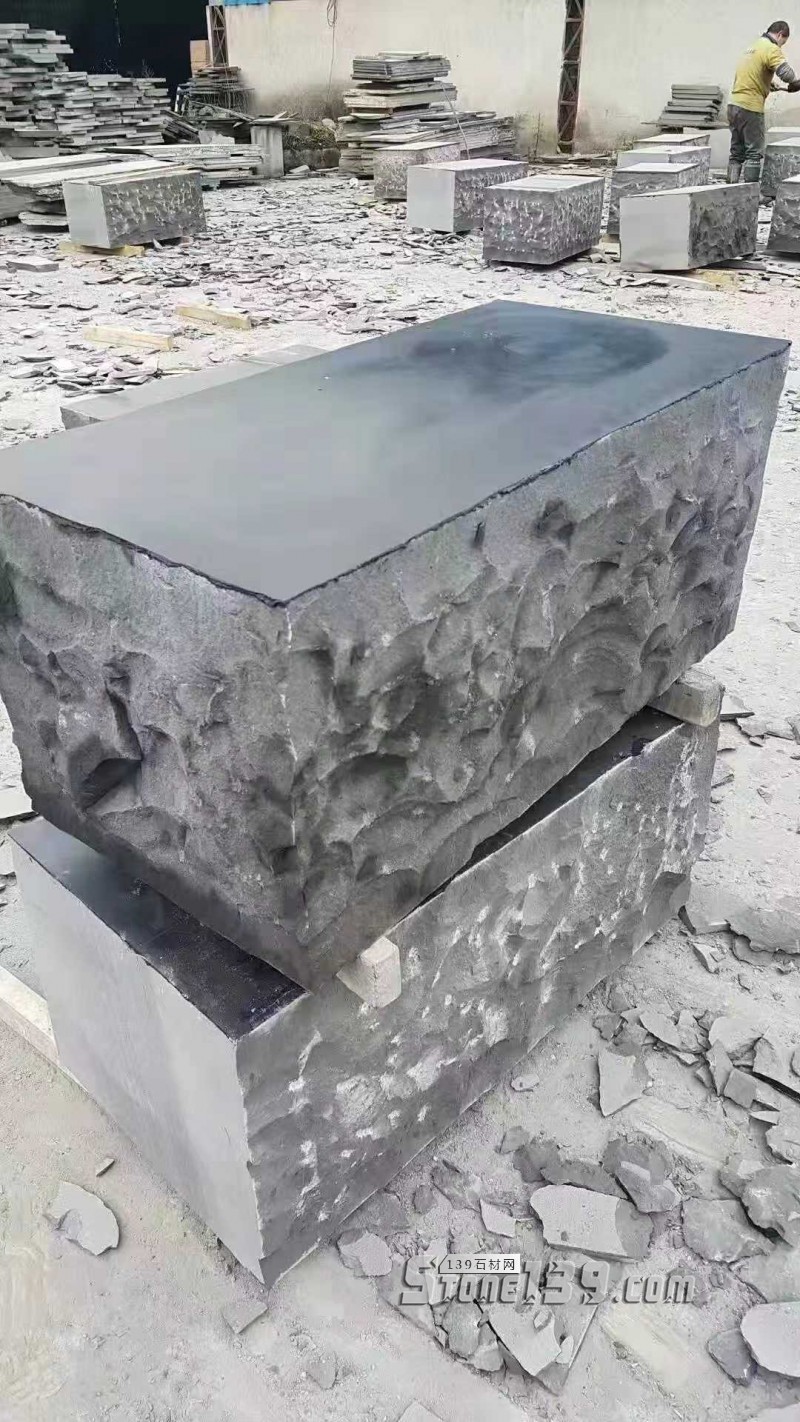 四川雅安天虹石材廠主營雅蒙黑、滎經(jīng)紅（中國紅）、紫檀木紋、漢白玉