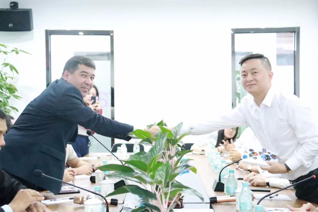 國外石材考察團(tuán)來水頭考察石材產(chǎn)業(yè)