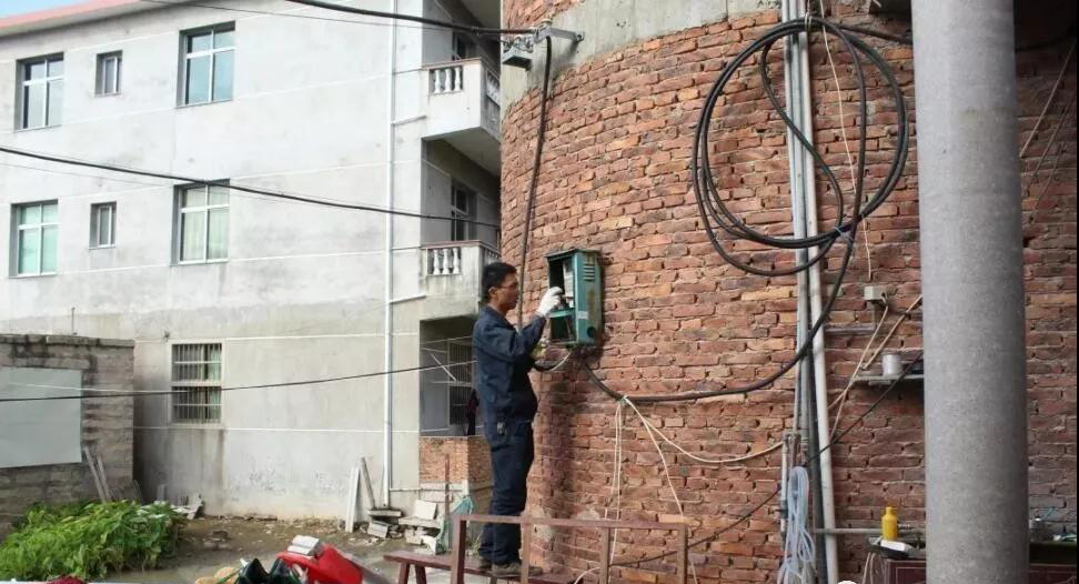 南安市洪梅鎮(zhèn)26家石材加工廠進(jìn)行依法關(guān)停、拆除生產(chǎn)設(shè)備