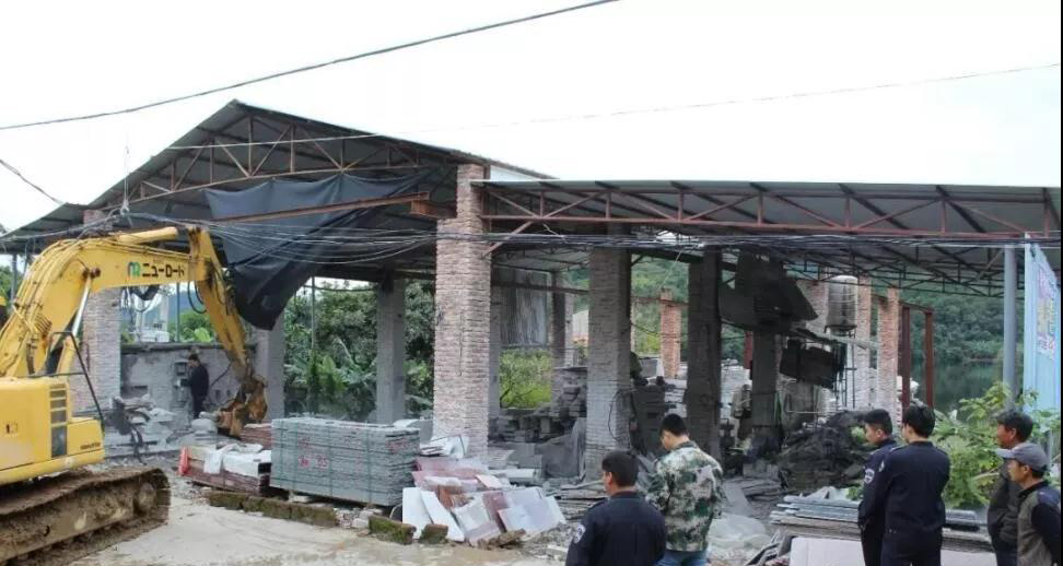 南安市洪梅鎮(zhèn)26家石材加工廠進(jìn)行依法關(guān)停、拆除生產(chǎn)設(shè)備