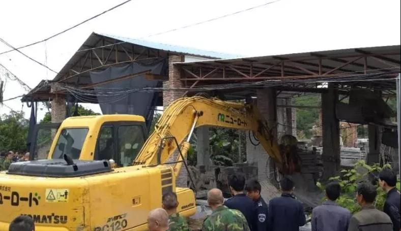 南安市洪梅鎮(zhèn)26家石材加工廠進(jìn)行依法關(guān)停、拆除生產(chǎn)設(shè)備