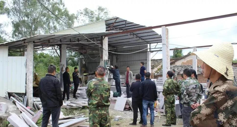 南安市洪梅鎮(zhèn)26家石材加工廠進(jìn)行依法關(guān)停、拆除生產(chǎn)設(shè)備