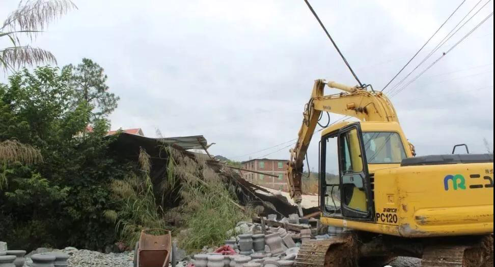 南安市洪梅鎮(zhèn)26家石材加工廠進(jìn)行依法關(guān)停、拆除生產(chǎn)設(shè)備