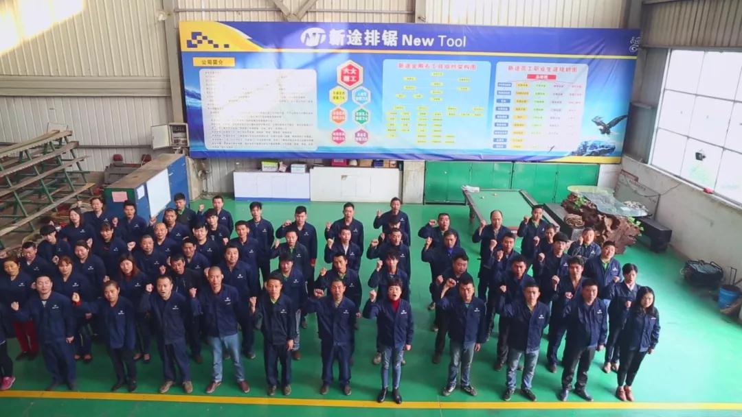 在大理石切割加工中負重前行的一群人