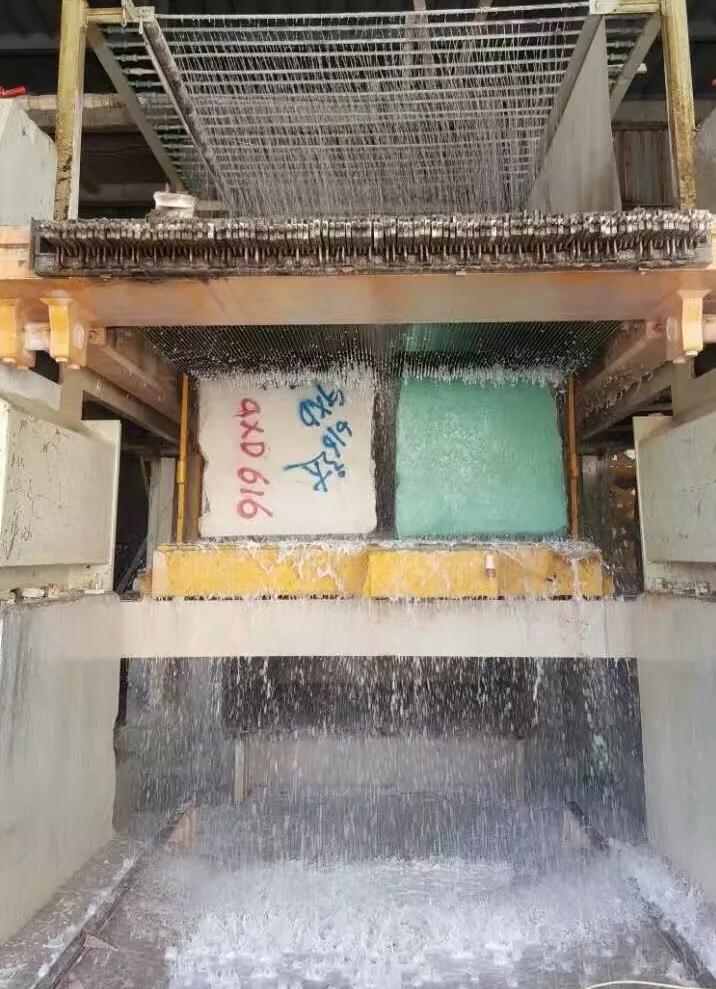 在大理石切割加工中負重前行的一群人