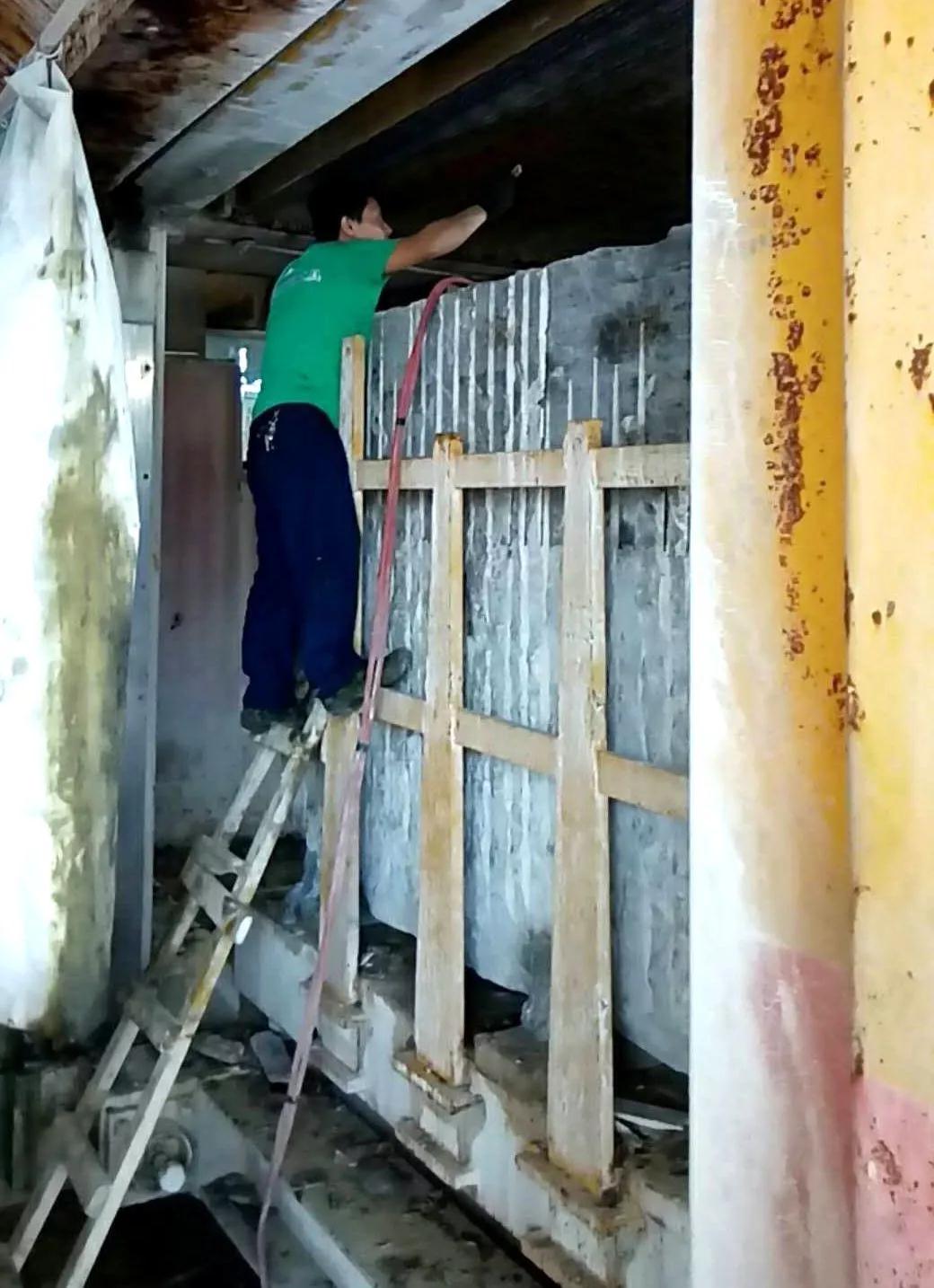 在大理石切割加工中負重前行的一群人