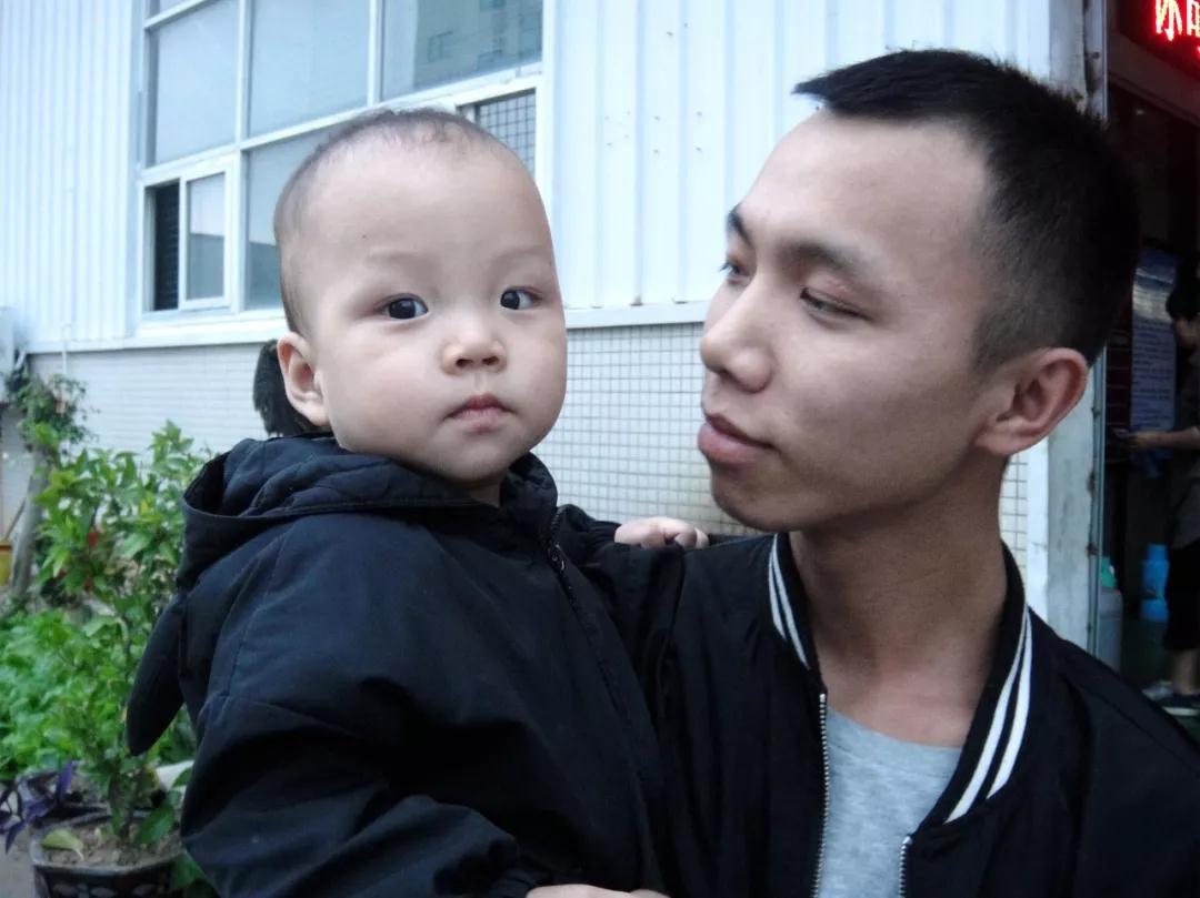 在大理石切割加工中負重前行的一群人