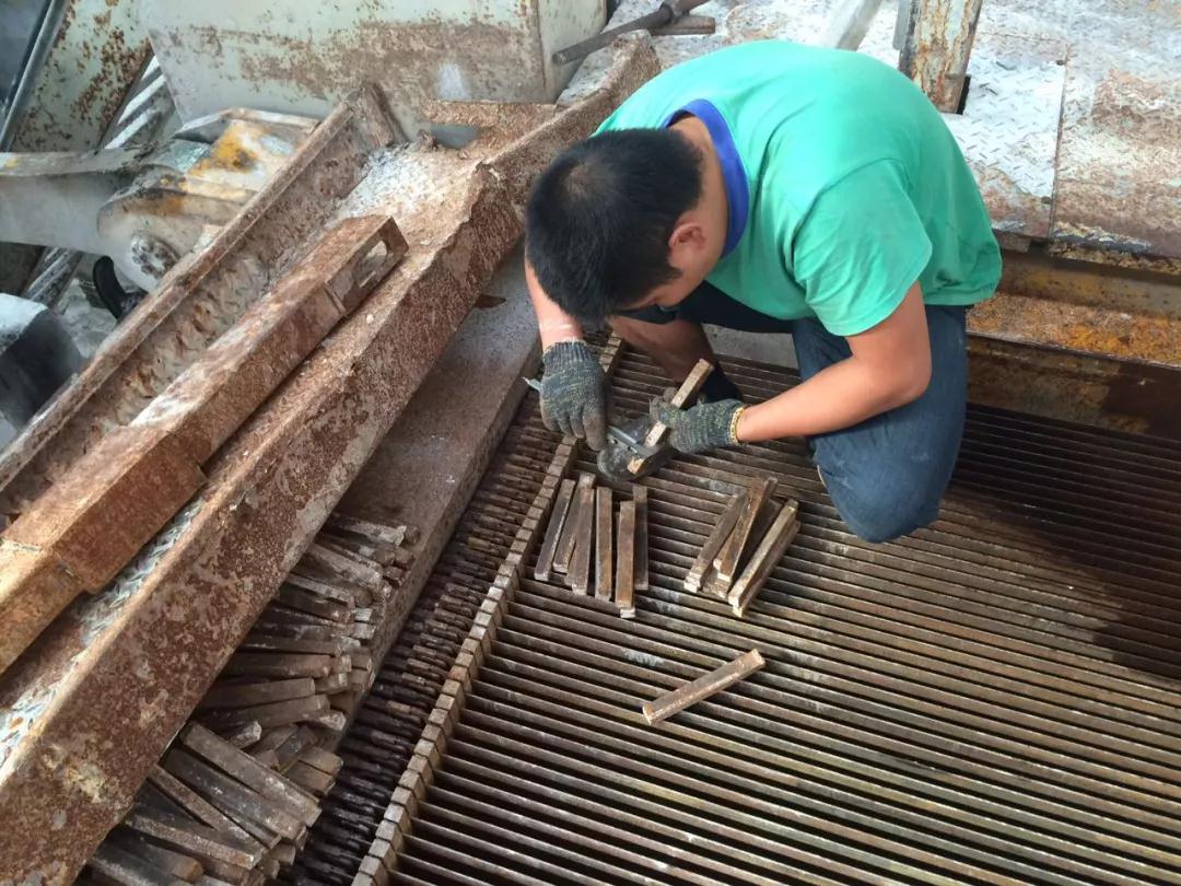 在大理石切割加工中負重前行的一群人