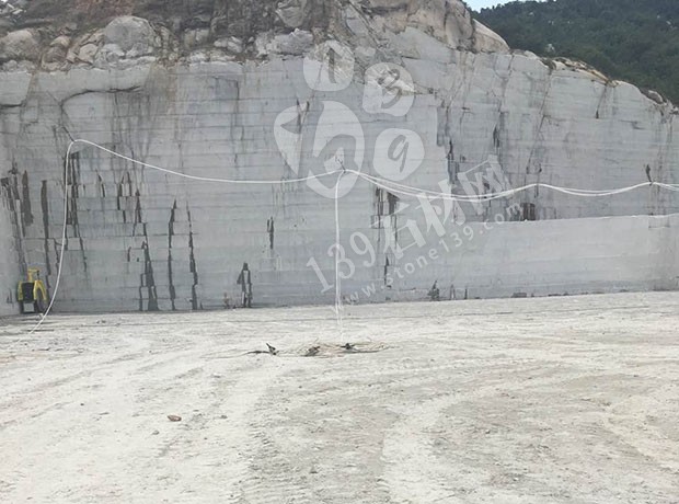 泌陽縣【豐達石材廠】主營河南芝麻白（芝麻灰）路沿石